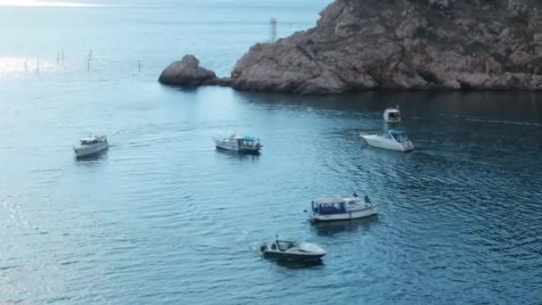 Barche da pesca nella baia di Balaklava — Video Stock