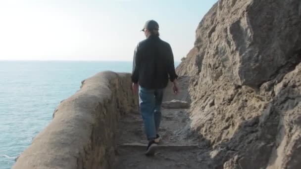 Wandelen langs bergpad. Golitsyn trail, de Krim — Stockvideo