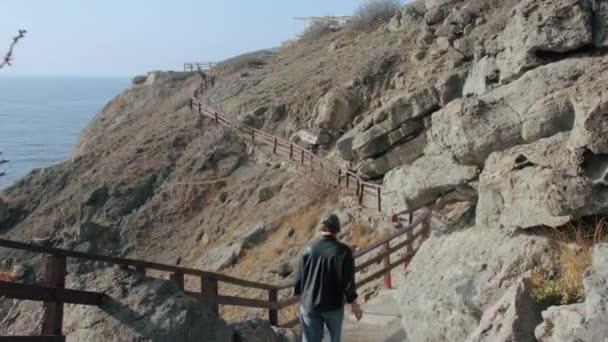 Marcher le long du sentier de montagne. Sentier Golitsyn, Crimée — Video