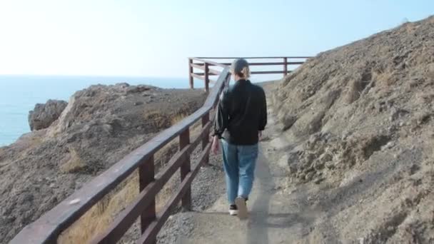 Wandelen langs bergpad. Golitsyn trail, de Krim — Stockvideo