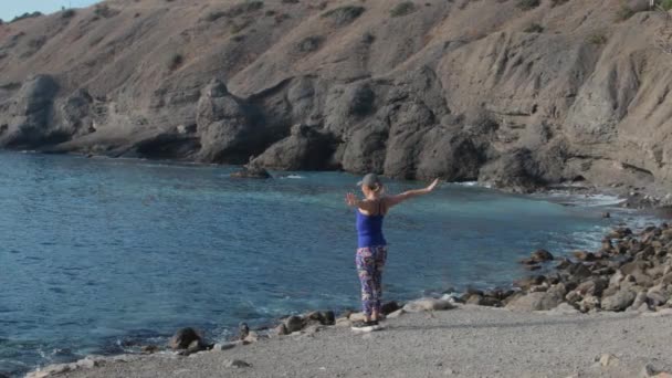 Une femme faisant de l'exercice sur la côte — Video