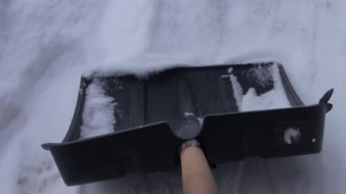 Kürekle kar temizleme