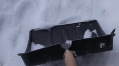 Kürekle kar temizleme