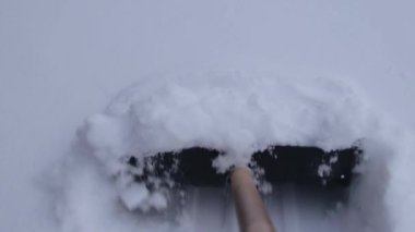 Kürekle kar temizleme