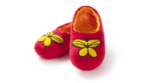 Children's slippers made of felt on a white background — Stock Video