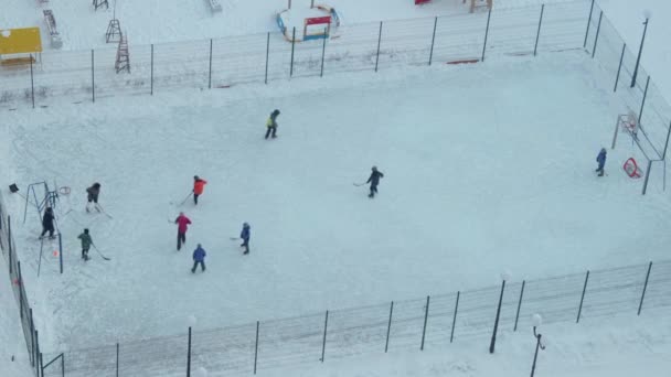 Enfants jouant au hockey sur une patinoire — Video