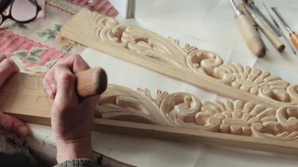 Primer plano de un tallador de madera en el trabajo — Vídeo de stock
