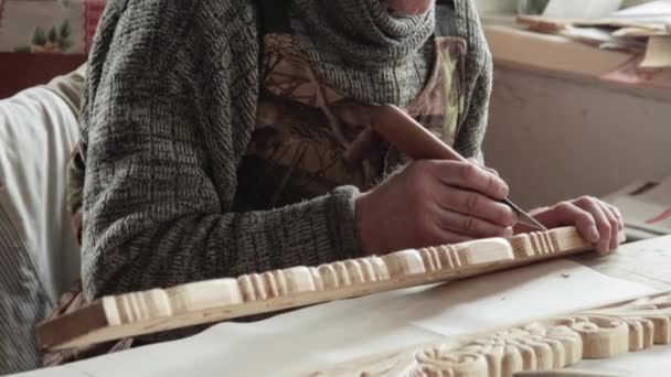 Primer plano de un tallador de madera en el trabajo — Vídeo de stock