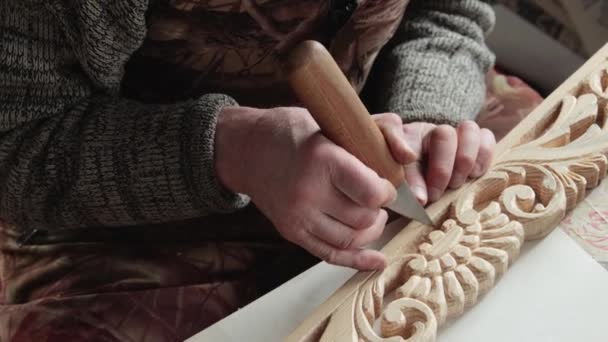 Nahaufnahme eines Holzschnitzers bei der Arbeit — Stockvideo