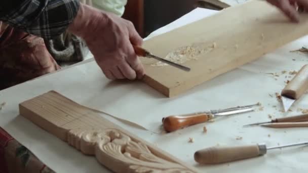 Primer plano de un tallador de madera en el trabajo — Vídeos de Stock