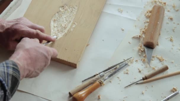 Primer plano de un tallador de madera en el trabajo — Vídeos de Stock