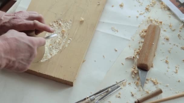 Primer plano de un tallador de madera en el trabajo — Vídeo de stock