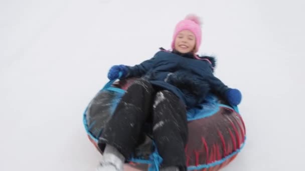 Веселая счастливая девушка на снежной трубе — стоковое видео