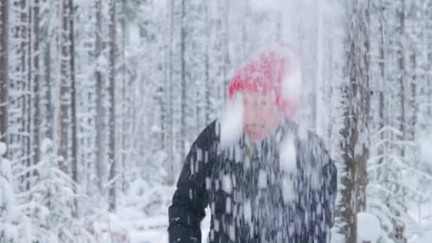 Снег падает на женскую голову — стоковое видео