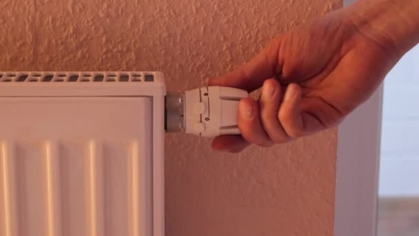 Seorang pria menyesuaikan radiator — Stok Video
