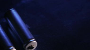 Koyu arkaplandaki piller