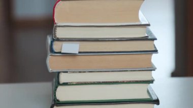 Bir yığın kitabın animasyonu