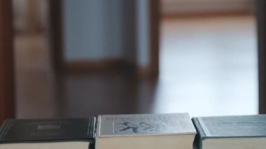 Bir yığın kitabın animasyonu