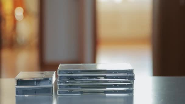 Знімок стеків аудіо-дисків і касет — стокове відео
