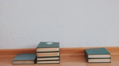 Bir yığın kitabın animasyonu