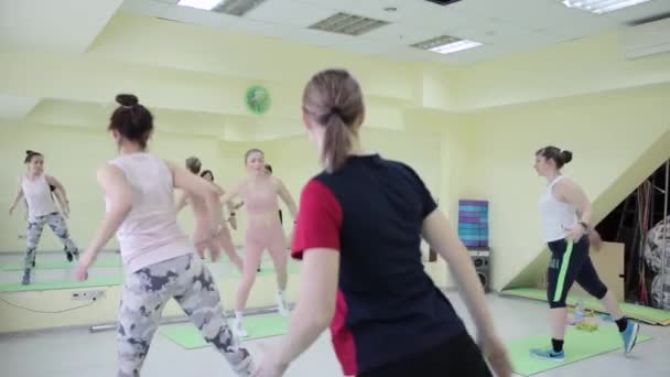 Grupa kobiet ćwiczących w holu — Wideo stockowe