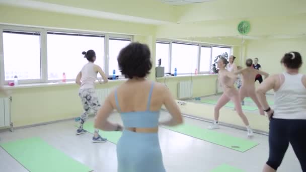 Een groep vrouwen die aan het trainen zijn in een hal — Stockvideo