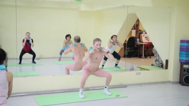 Eine Gruppe von Frauen beim Training in einer Halle — Stockvideo