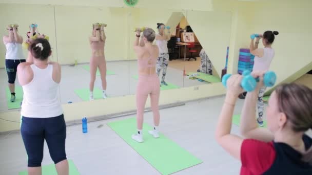 Eine Gruppe von Frauen beim Training in einer Halle — Stockvideo
