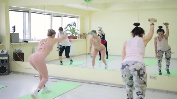 Группа женщин, занимающихся спортом в зале — стоковое видео