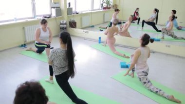 Bir grup kadın koridorda antrenman yapıyor.