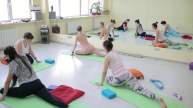 Bir grup kadın koridorda antrenman yapıyor.