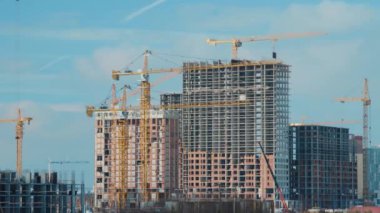 İnşaat alanında çalışma günü.