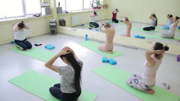 Skupina žen, které cvičí v hale — Stock video