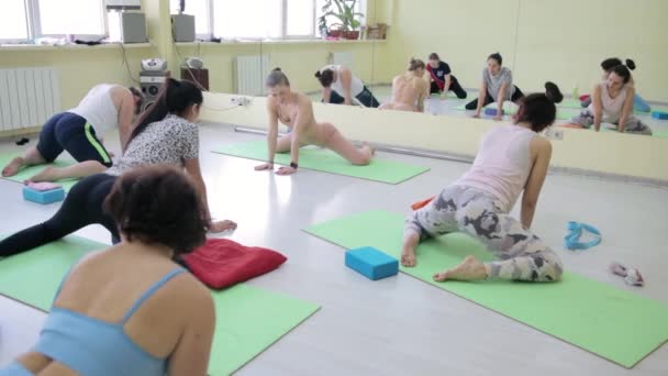Um grupo de mulheres fazendo exercícios em um salão — Vídeo de Stock