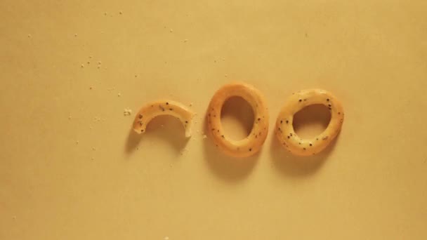 Une animation de craquelins secs en forme d'anneau — Video
