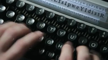 Bir adam bir daktiloda yazmaya