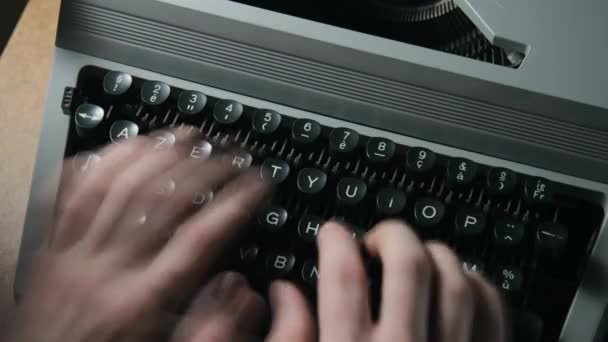 Un hombre escribiendo en una máquina de escribir — Vídeos de Stock