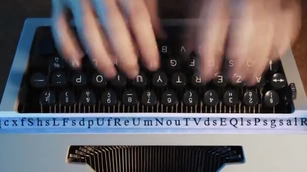 Un hombre escribiendo en una máquina de escribir — Vídeo de stock