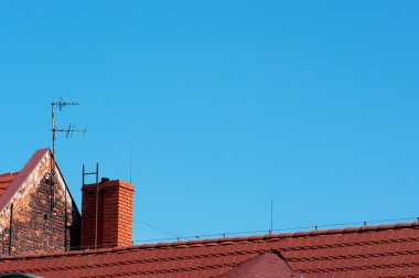 Kırmızı kiremitli çatı.