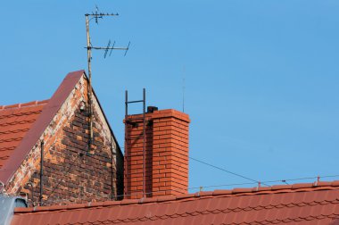 Kırmızı kiremitli çatı.