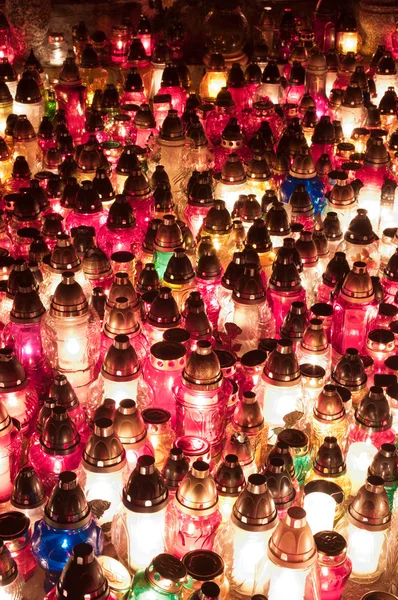 Viele Kerzen auf dem Friedhof. — Stockfoto