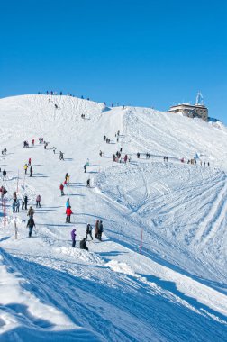 turistler kasprowy tepe üzerinde.
