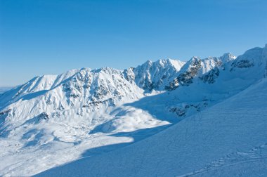 tatra Dağları kar kayalık doruklarına.