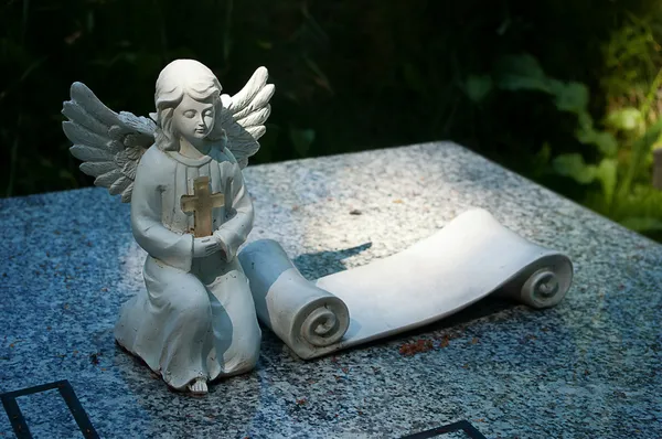 Anjo na sepultura . Imagem De Stock