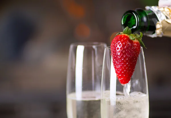 Filling glasses of champagne. — Stock Photo, Image