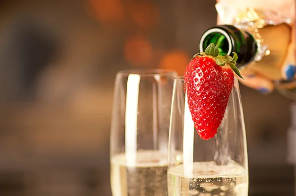 Pouring champagne into glasses. — Stock Photo, Image