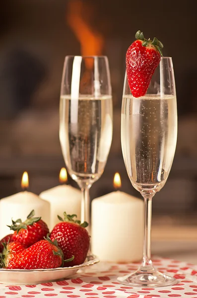 Champagne and strawberries. — Stock Photo, Image