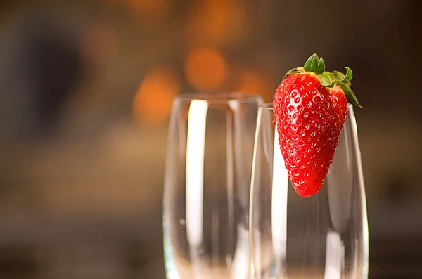 Glasses of champagne with strawberry. — Stock Photo, Image