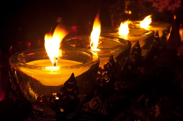 Свечи на кладбище . — стоковое фото
