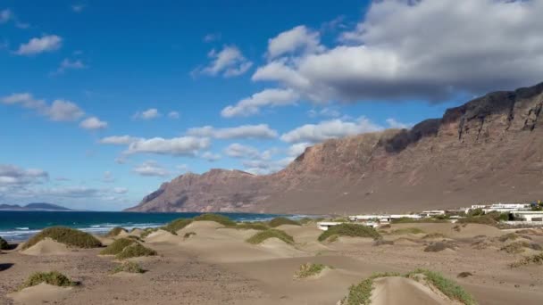 西班牙兰萨罗特的Famara海滩 Jable沙漠沙丘和Risco Famara山脉的时间流逝 — 图库视频影像